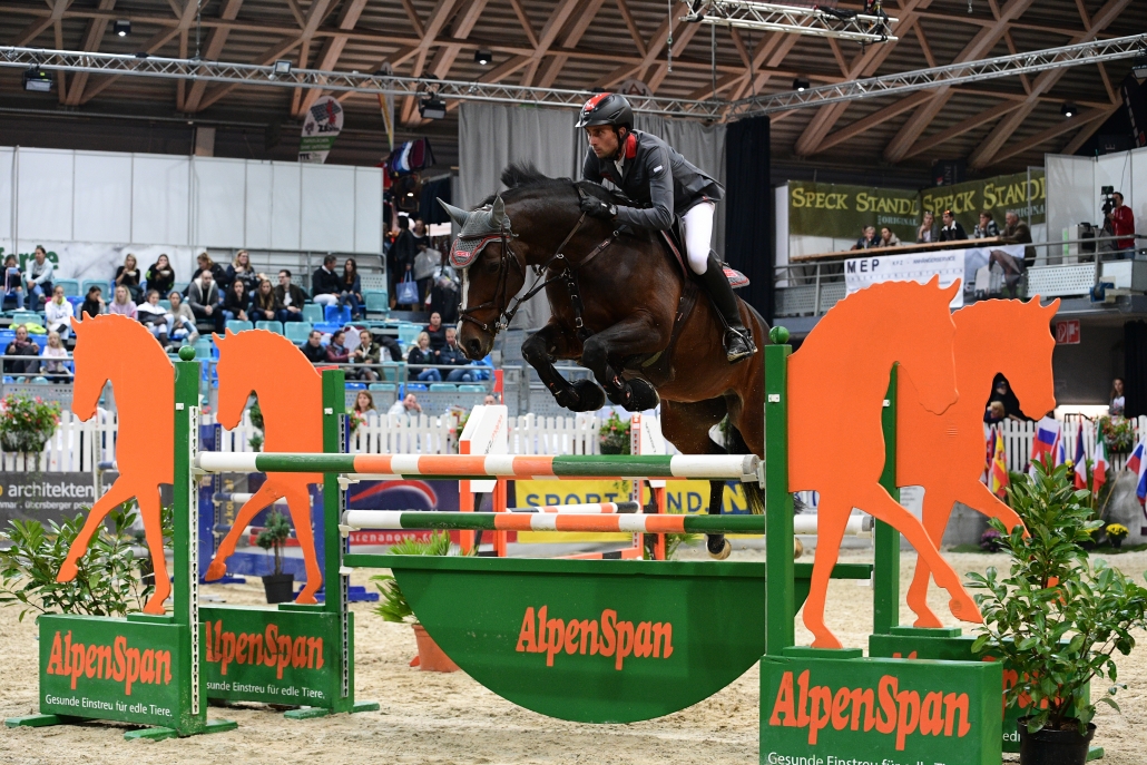 Denis Nielsen (GER) und Taquadriga auf dem Weg zum Sieg im Alpenspan Preis. (c) HORSIC.com