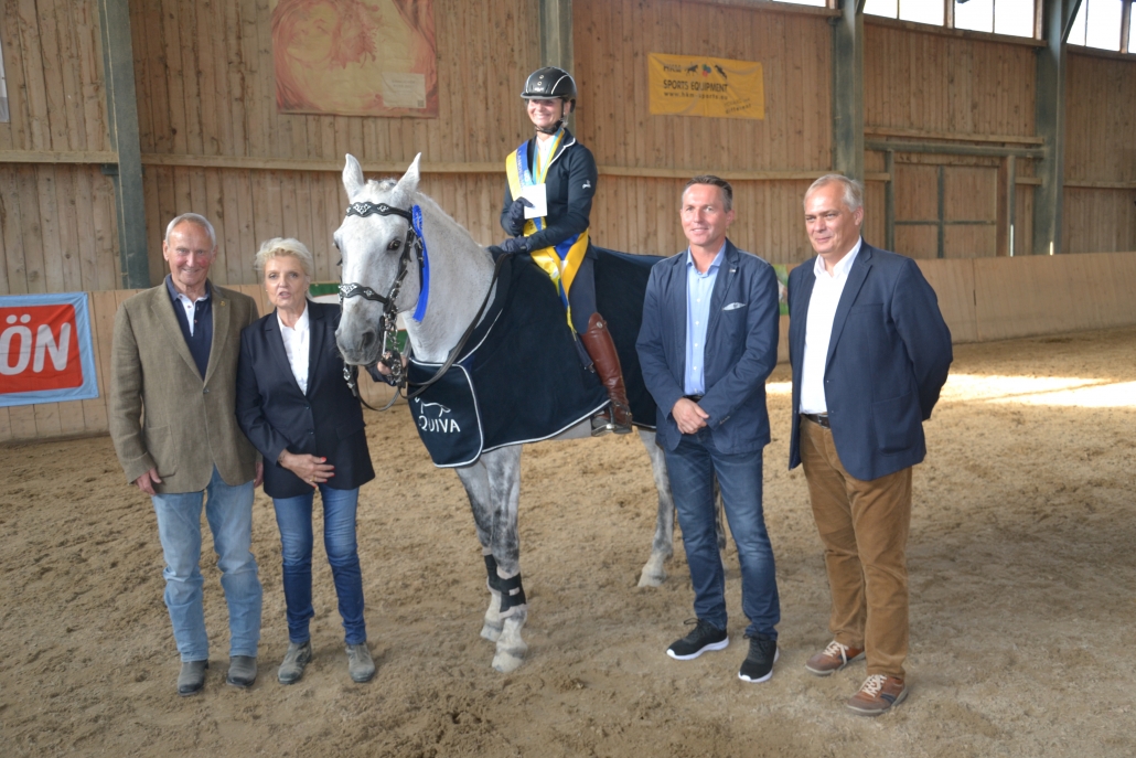 NOEPS Präsident Ing KR Gerold Dautzenberg gratulierte der frisch gebackenen NÖ Landesmeisterin Claudia Trümmel gemeinsam mit Turnierleiterin Christiane Stift, Stadrat Wolfgang Mayrhofer und OEPS Vizepräsident Erich Huber-Tentschert. © privat