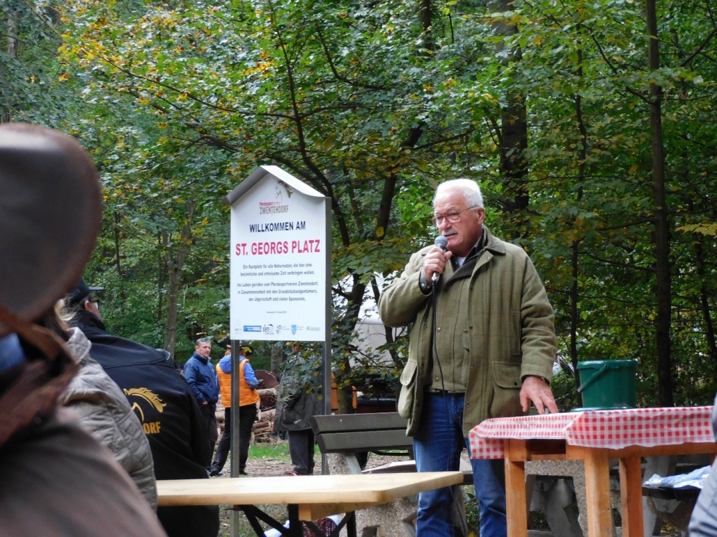 Wolfgang hält eine kurze Rede zum Gedenken an Peter Hinterberger