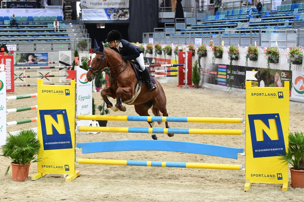 Die Niederösterreicherin Sophie Zinsmeister sicherte sich den Sieg in 1,20 m hohen VIP Tour. © HORSIC.com