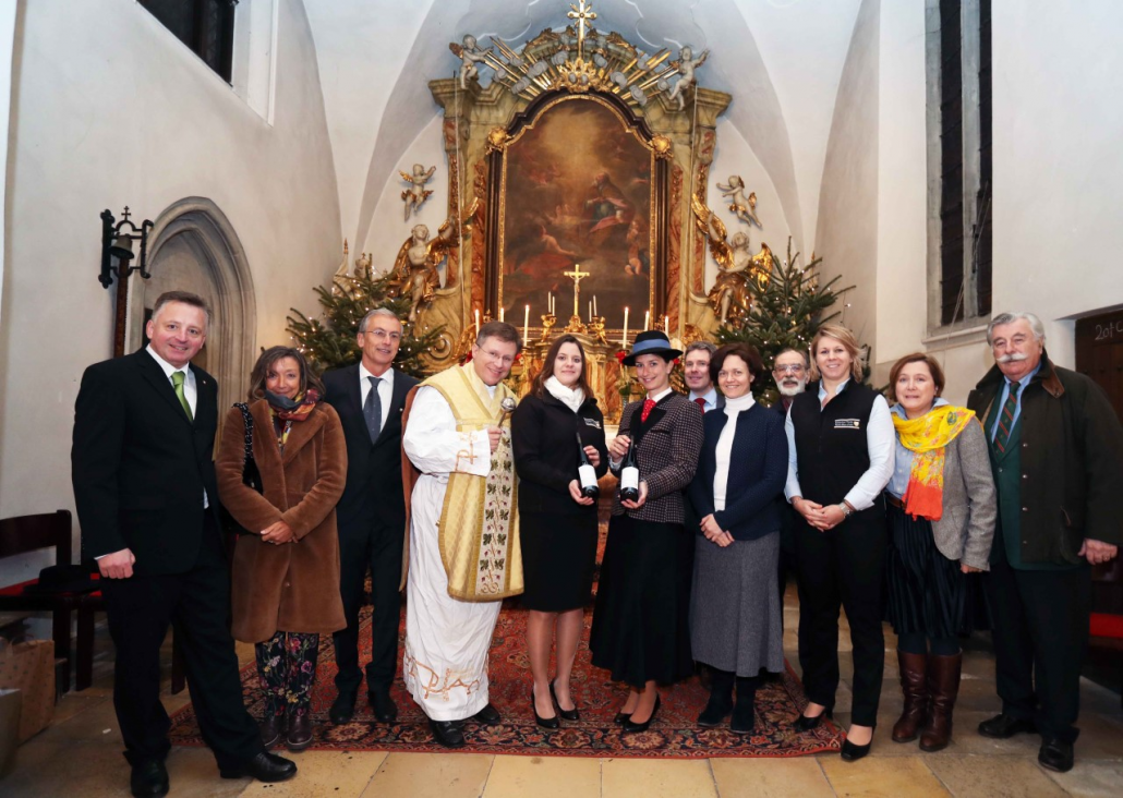 Weintaufe in der Pfarrkirche St. Severin (auf dem Foto ein Teil der TeilnehmerInnen) gehalten vom Mitglied des Reitkultur-Vereins Weiß-Blau-Gold Pater Thomas Figl . Im Bild rechts der Präsident des Wiener Rennvereins Ulrich Schulenburg. © Reitkultur-Verein Weiß-Blau-Gold 
