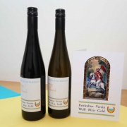 Der neu kreierte Vereinswein des Reitkultur-Vereins Weiß-Blau-Gold "Sanctus Severinus" zu Ehren des Rosses und der Kultur. © Reitkultur-Verein Weiß-Blau-Gold