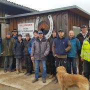 Die Teilnehmer Ernst, Hans, Florian, Trixi, Patrick, Franz, Christian, Dominik, Wolfgang und Franz mit Kursleiter Christian Schlögelhofer und Ausbildner Hannes Hofer (rechts) sowie „Kursmaskottchen“ Elisa (links). © privat