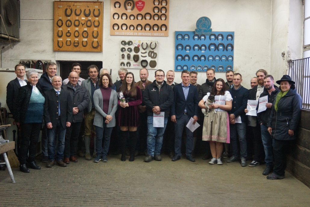 12 neue Hufschmiede: Erfolgreicher Hufbeschlagskurs in Stadl Paura. © Pferdezentrum Stadl Paura