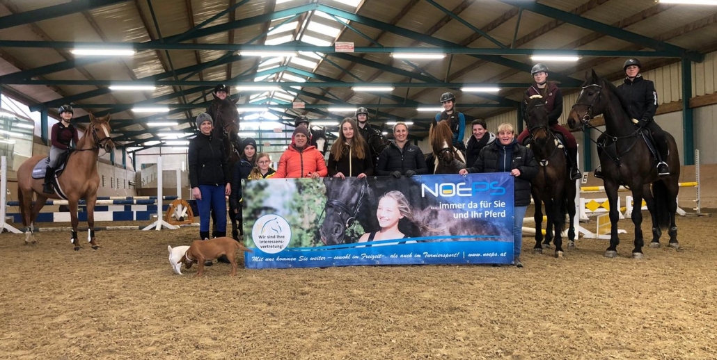 Ein super Wochenende hatten Reiter und Trainerinnen beim geförderten Springkurs im Reitstall Neunteufel-Meierhof in Ried am Riederberg. © NOEPS
