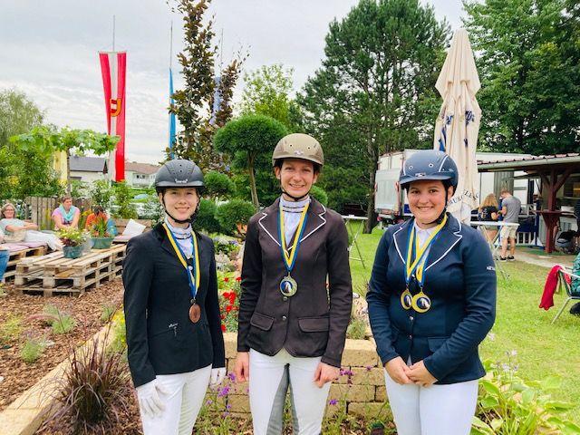 Die Siegerin und die Platzierten der Haflingertrophy in der Klasse A (von rechts): Lisa Maier, Angela Solar, Katharina Beranek. © Isabella Veronik