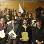 Gruppenfoto von links nach rechts. © privat Dritte Reihe: Richter Wolfgang Csar, Richter Wolfgang Steindl, Obmann Franz Popp, Kerstin Weixlbraun und Julia Löschenbrand mit der weißen Fahne. Zweite Reihe: Fahrlehrerin Daniela Grafenberger, Sandra Buchinger, Doris Meyer, Harald Strasser, Bernd Waldner und Sandra Haumer. Erste Reihe: Sabrina Kainz, Katrin Waldner, Romana Seidl und Vereinsmitglied Ernst Chudoba.