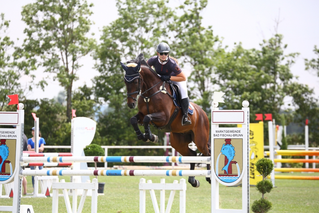 Michelle Schuster von der Ländlichen Reitergruppe Rohrendorf konnte den Erreplus Amateurspringcup im Sattel von Hollenstein gewinnen. © Eszter Nemeth