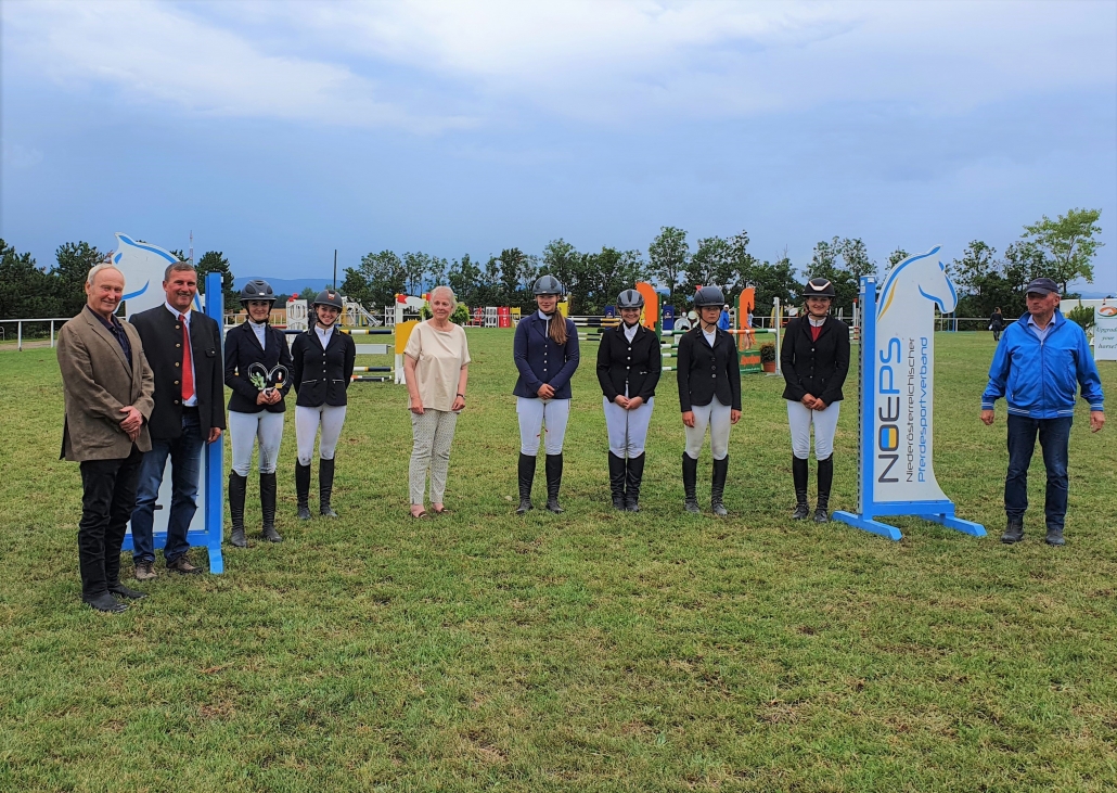 Vera Schoeller beglückwünscht die Siegerin Annika Walter und die Platzierten im Schoeller Stilspringcup gemeinsam mit NOEPS Präsident Gerold Dautzenberg, NOEPS Springreferent Martin Goiser und Veranstalter Michael Rösch. © NOEPS