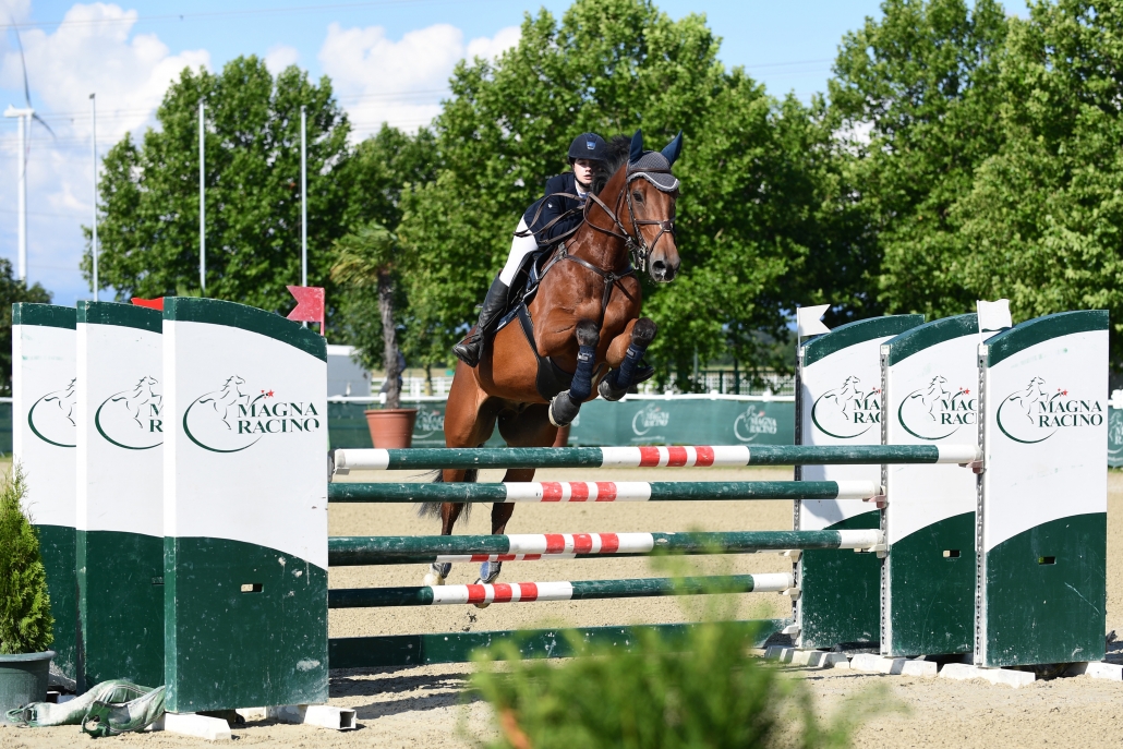 Sieg in blau-gelb für Francesca Wink vom Union Reitclub Magna Racino auf Long Lankin. © HORSIC.com