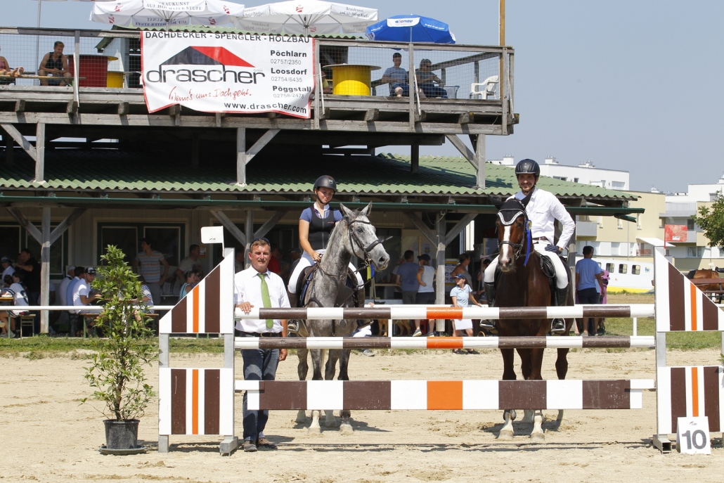 NOEPS Springreferent Martin Goiser gratulierte den erfolgreichen Finalreitern im PEGUS Risikospringcup. © Krisztian Buthi