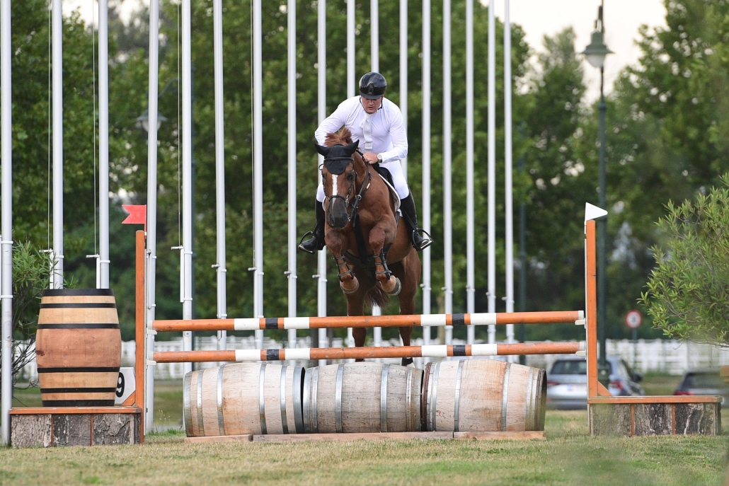 Matthias Raisch und Magic 14 auf dem Weg zum Sieg im 1. Magna Racino Outdoor Derby. © HORSIC.com
