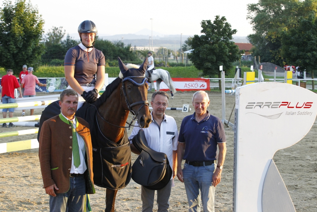 Günter Keglovits gratulierte gemeinsam mit NOEPS Präsident Gerold Dautzenberg und Springreferent Martin Goiser. © Krisztian Buthi