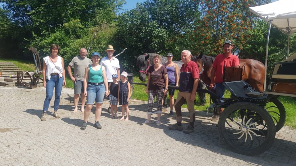 Von rechts: der Vizepräsident des NOEPS und amtierende Vierspänner-Staatsmeister Christian Schlögelhofer, Arnold Hengstberger, Doris Bind, Beatrix Hengstberger, Ernst Chudoba, Elisa Ledl, Kursorganisator Franz Popp und Silvia Chudoba mit den beiden vierbeinigen Partnern Kallinka und Trotting Boy sowie dem Fahrernachwuchs Mia und Julian. (c) privat