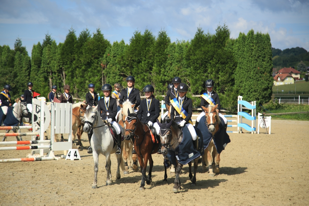 Wir gratulieren den frisch gebackenen Ländlichen Landesmeisterin der Klassen Pony und Haflinger. © happyhippo