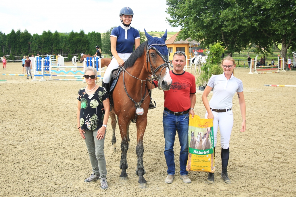 NOEPS Springreferent Martin Goiser (2. von rechts) gratulierte Jona Leonie Pirkner zum Sieg in der Marstall Einsteiger Trophy in Siegersdorf. © happyhippo