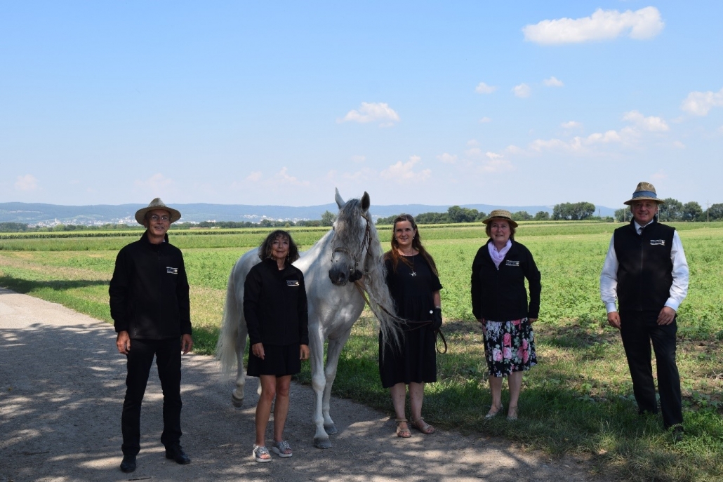Delegation des Reitkultur-Vereins Weiß-Blau-Gold mit Dorothee von Laer im Equiliber Reitkunstzentrum (Hintergrund Silhouette der Landeshauptstadt Eisenstadt), 10. August 2020. © Mag.a Tamara Aschauer-Linda