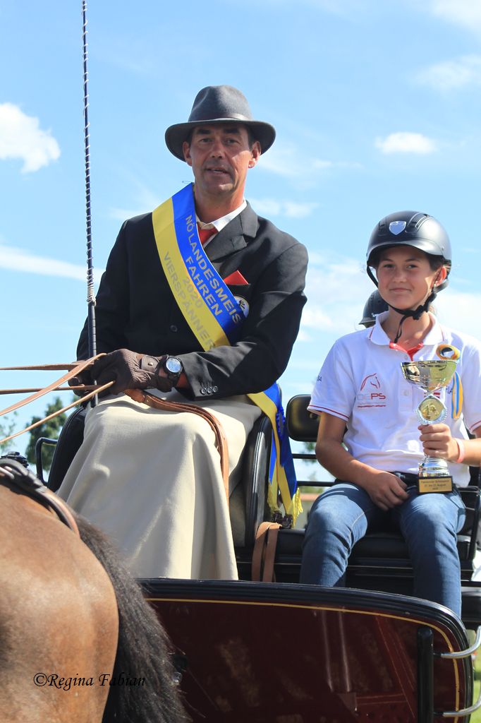 Der Landesmeister der Vierspänner Christian Schlögelhofer mit seiner stolzen Beifahrerin & Tochter Miriam. © Regina Fabian