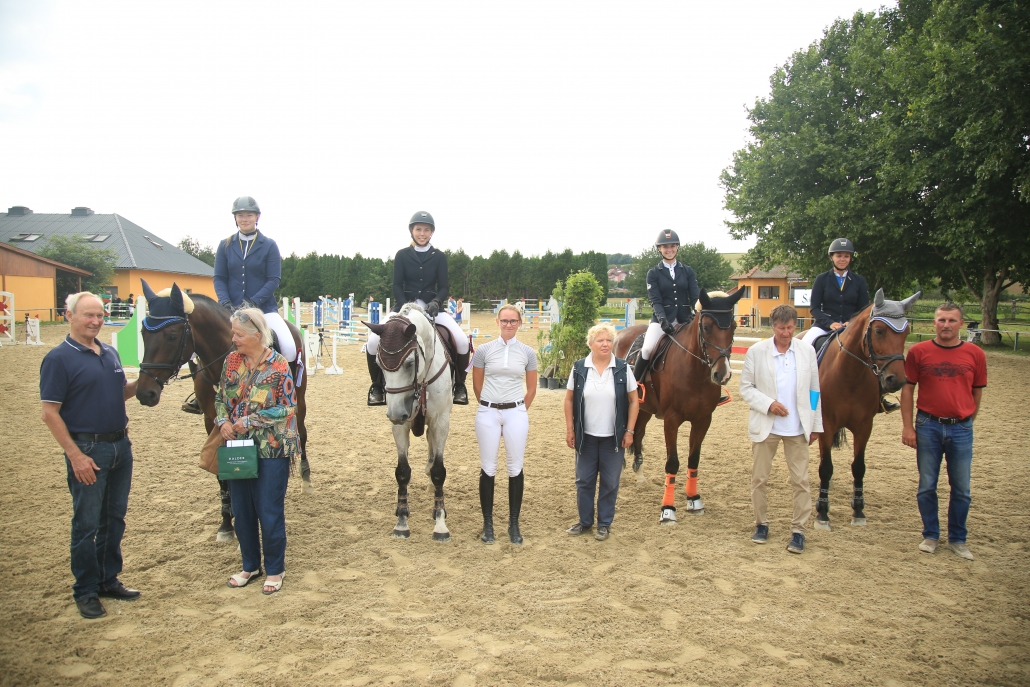 Finalsieg im Schoeller Stilspringcup 2020 für Michelle Schuster von der Ländlichen Reitergruppe Rohrendorf. Vera Schoeller gratulierte gemeinsam mit NOEPS Präsident Gerold Dautzenberg, NOEPS Springreferent Martin Goiser, Max Huck und Fiona Hönigschnabel. © happyhippo