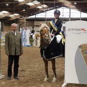 Richter Heinz-Dieter Wolf und Landemeisterin Nicole Möser mit Nottings Golden. © Krisztian Buthi