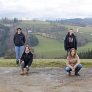 1.Reihe-OEPS Talente Team: Eileen Wiedenhofer, Lena Rothmanner, Celina Kollar, Franziska Schrenk 2.Reihe-Reining Trainer Max Ruggeri, Marie Günser, Sophie-Marie Mündl, OEPS Talente Team Beauftragte Gabriele Michalek. © W. Michalek