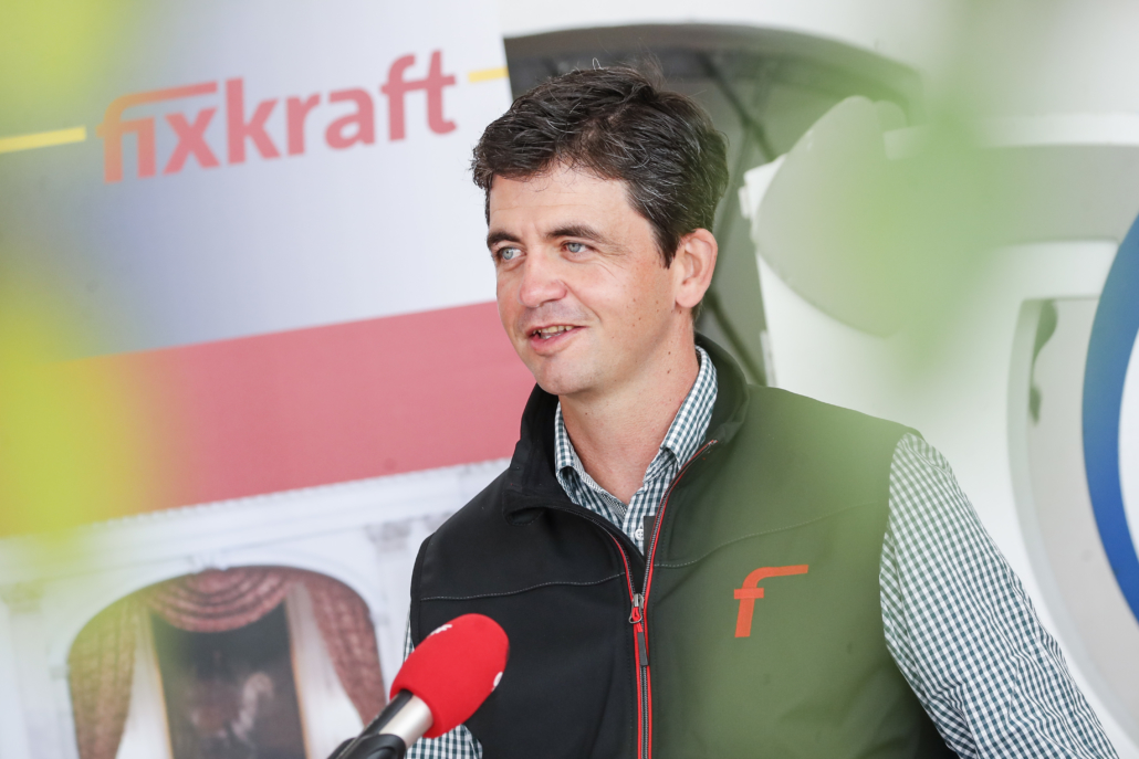 Fixkraft-Teamreiter Peter Englbrecht war in seiner Funktion als Veranstalter und als Reiter beim Medientermin des OEPS in Hellbrunn. © Jasmin Walter