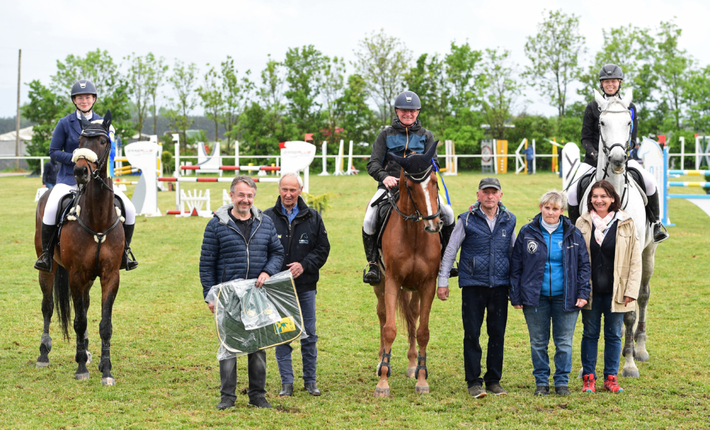 NOEPS Präsident Gerold Dautzenberg, Sattlermeister und Sponsor Günter Keglovits, Sylvia Goiser und Tatjana Sironi Richterin) gratulierten gemeinsam mit Veranstalter und NOEPS Springreferent Michael Rösch der Siegerin und den Platzierten im Martin Goiser Gedenkspringen. © HORSIC.com