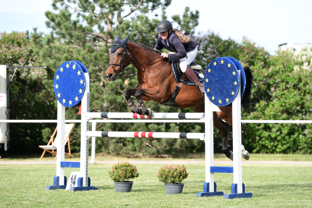 Julia Hinterhofer und Miami 3 vom RV Equus Hatzenbach sicherten sich den Sieg im PEGUS Risikospringcup und zusätzlich Platz 2 im ERREPLUS Amateurtcup. © HORSIC.com
