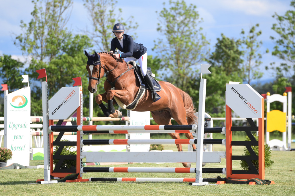 Platz 2 im Schoeller Stilspringcup für NOEPS Talente Team-Mitglieder Leonie Katharina Mertal. © HORSIC.com