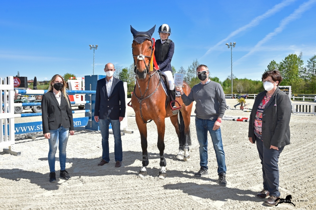 Jennifer Häusler-Göllner (SRC Lamprechtshausen), Christian Steiner (Sportdirektor OEPS) & Berthold Kirchtag (Fixkraft) gratulierten bei der Siegerehrung vom Fixkraft Amateur Cup. © Sibil Slejko
