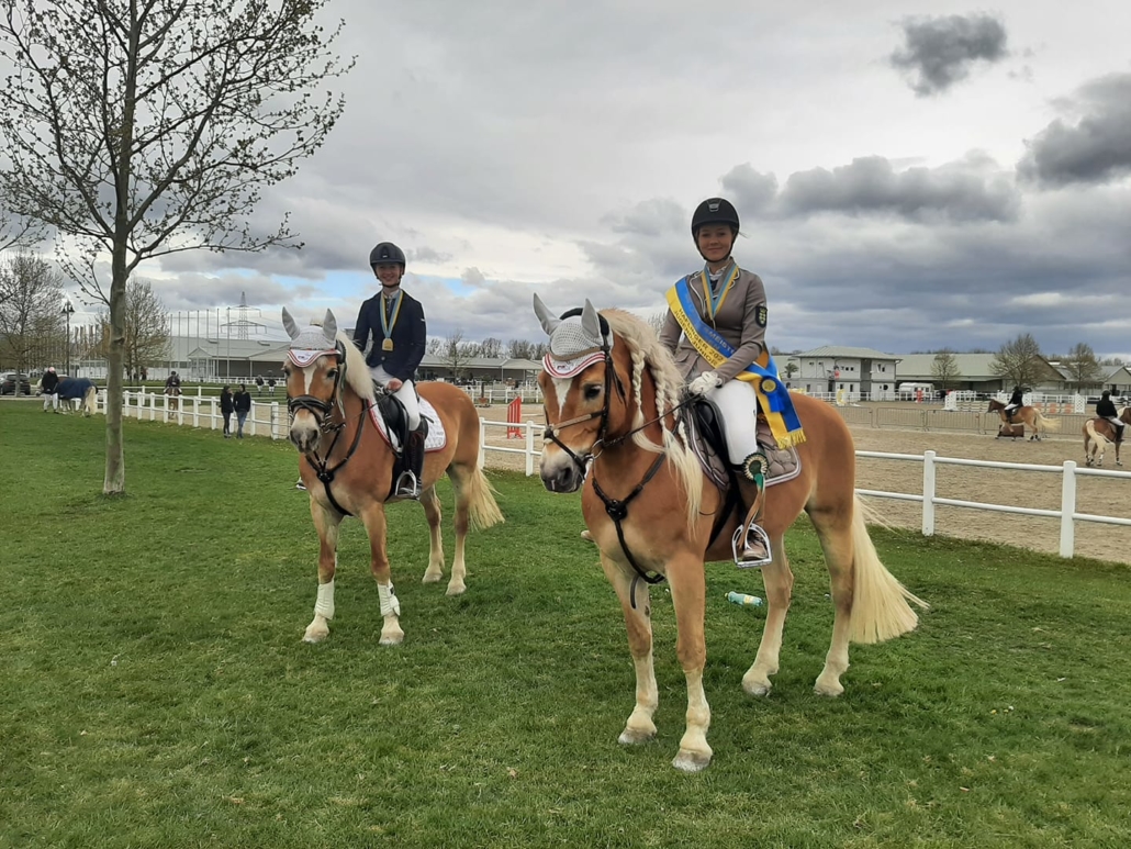 Erfolgreiche Schwestern: Lisa und Leona Pribil-Sumetsberger. © privat