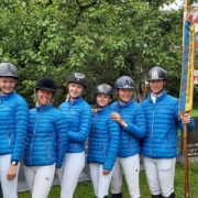 NOEPS VS-Referentin Michi Gross (2. von rechts) freute sich mit ihrem Team NÖ Gelb über Bronze bei der BLMM Vielseitigkeit in Piesendorf. © privat