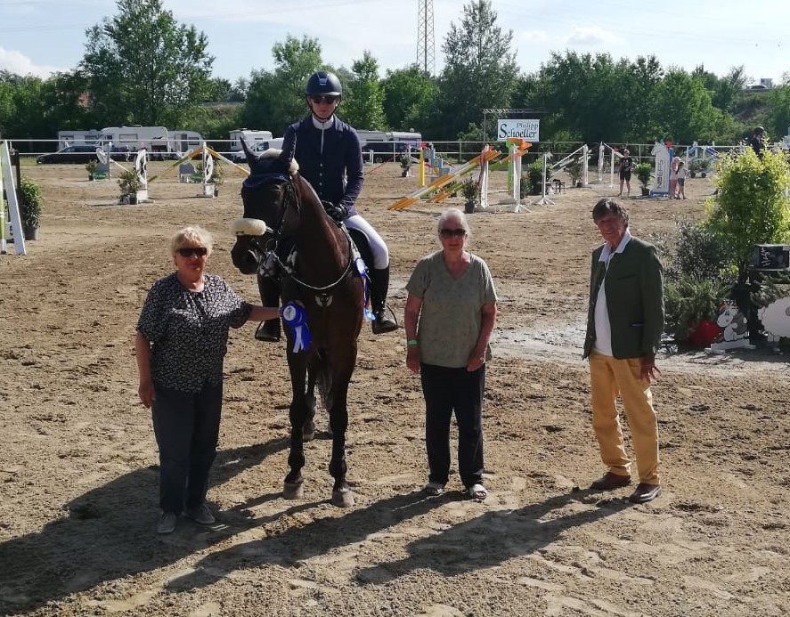 Michelle Schuster von der Ländlichen Reitergruppe Rohrendorf (Bezirk Krems) dominierte den SCHOELLER Stilspringcup in seiner letzten Saison mit drei Siegen. © RZ Hollabrunn