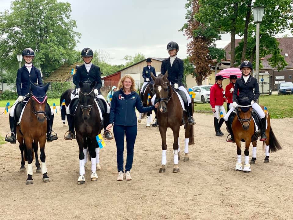 Das tolle blau-gelbe Pony Team mit Equipechefin Lea Pointinger. © privat