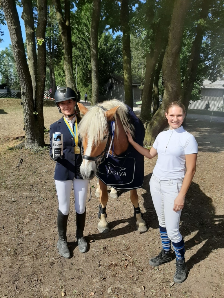 Christia Doupovec (links) wurde als beste Jugendliche Reiterin geehrt. © privat