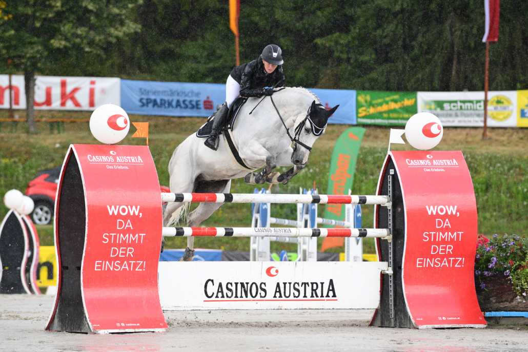 Lisa Schranz und Calvin KB auf dem Weg zum Sieg im Casinos Austria Future Cup. © HORSIC.com