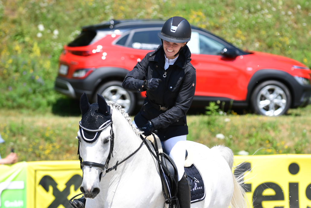 Grund zum Jubeln für die Niederösterreicherin Lisa Schranz: Sie gewinnt nicht nur den Casinos Austria Future Cup, sondern übernimmt nach Platz 4 im equitron-pro Grand Prix auch die Gesamtführung. © HORSIC.com