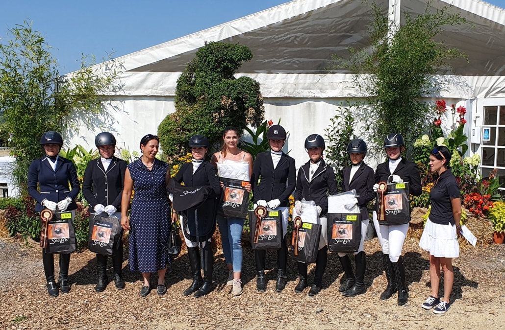 Die Siegerin (4. von links) und die Platzierten im SeaBis Cup powered by sttelcheck.at-Finale mit Sponsorin und Richterin Tamara Brandner (3. von links), sowie Conny Zach vom Reitstall Neunteufel-Meierhof (ganz rechts). © NOEPS