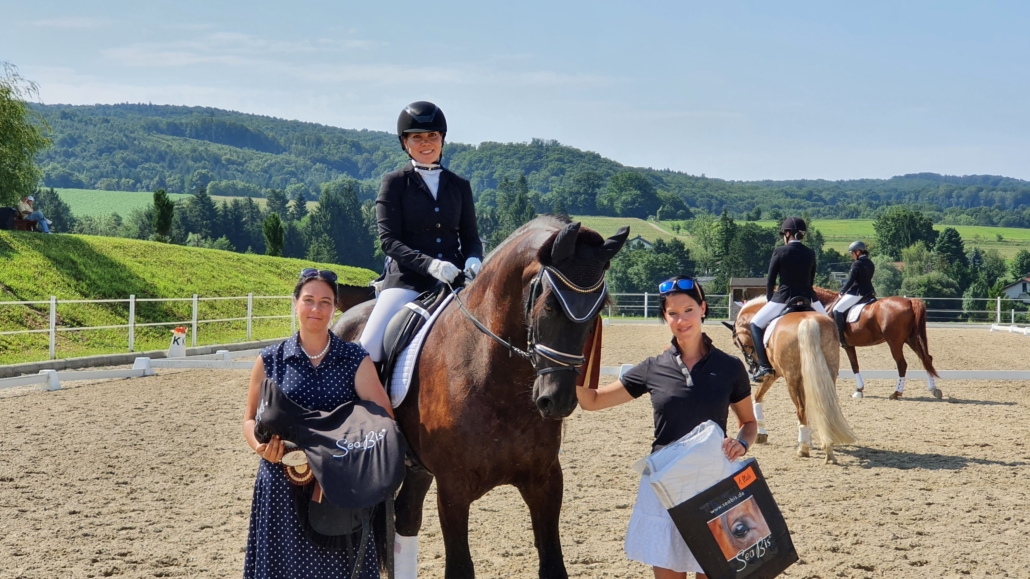 Tamara Brandner (links) und Conny Zach (rechts) gratulierten SeaBis Cup Finalsiegerin Katharina Edinger zu Ihrem neuen Sattel. © NOEPS