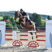 Julia Hinterhofer (NÖ | RV Equus Hatzenbach) und Conssini auf dem Weg zum Sieg im Finale vom ERREPLUS Amateurcup 2021. © HORSIC.com