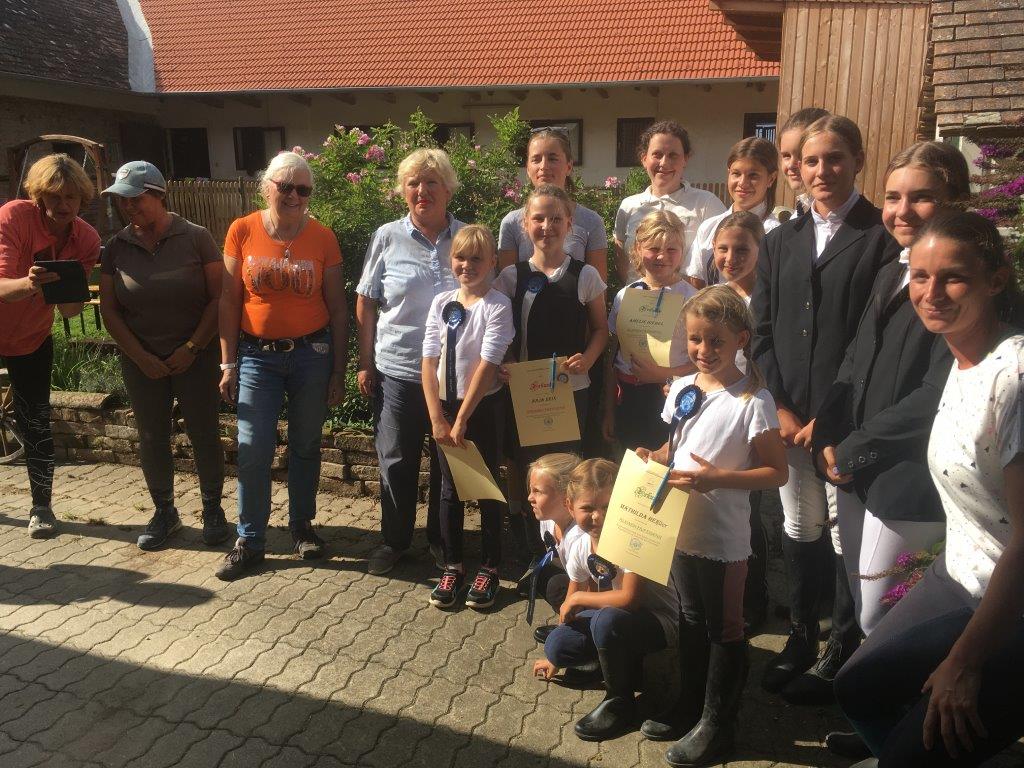 Herzliche Gratulation den erfolgreichen Prüflingen am Maishof. © privat