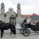 Einsiedler Pferde mit historischem Schweizer Landauer auf dem Klosterplatz Einsiedeln. © Einsiedler Pferde