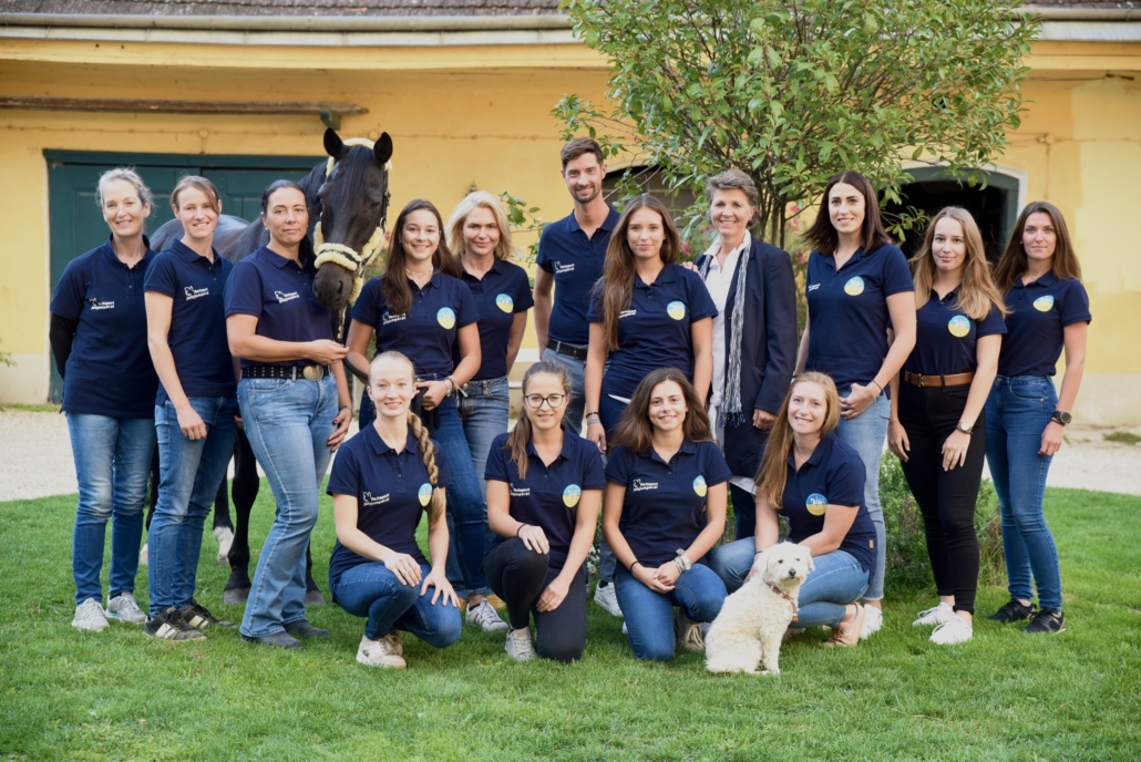 Der NOEPS Perspektivenkader mit Trainerin Leonie Bramall (hinten links) und NOEPS Referentin Birgit Payer. © Nina Krasny