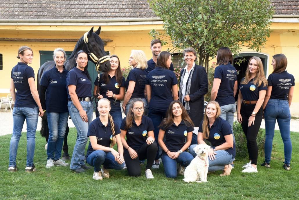 Der NOEPS Perspektivenkader mit Trainerin Leonie Bramall (hinten links) und NOEPS Referentin Birgit Payer. © Nina Krasny