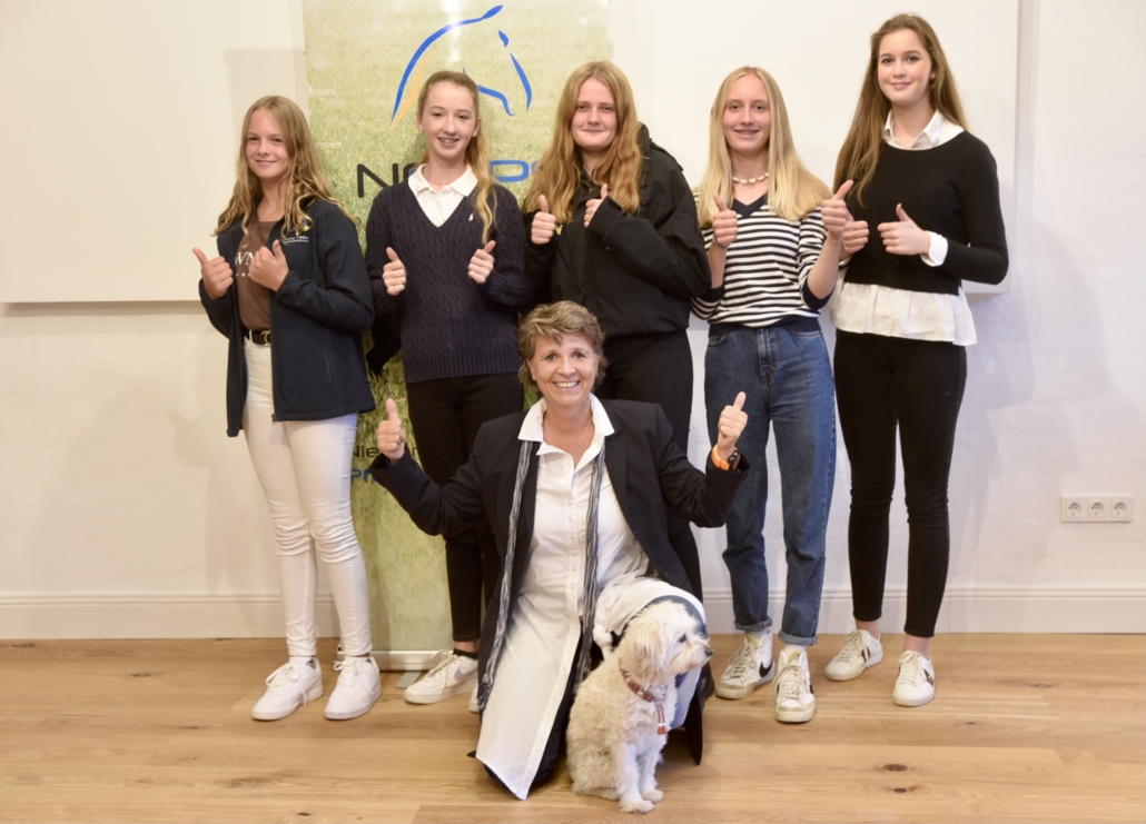 Die NOEPS Talente der Sparte Dressur mit NOEPS Referentin Birgit Payer. © Nina Krasny