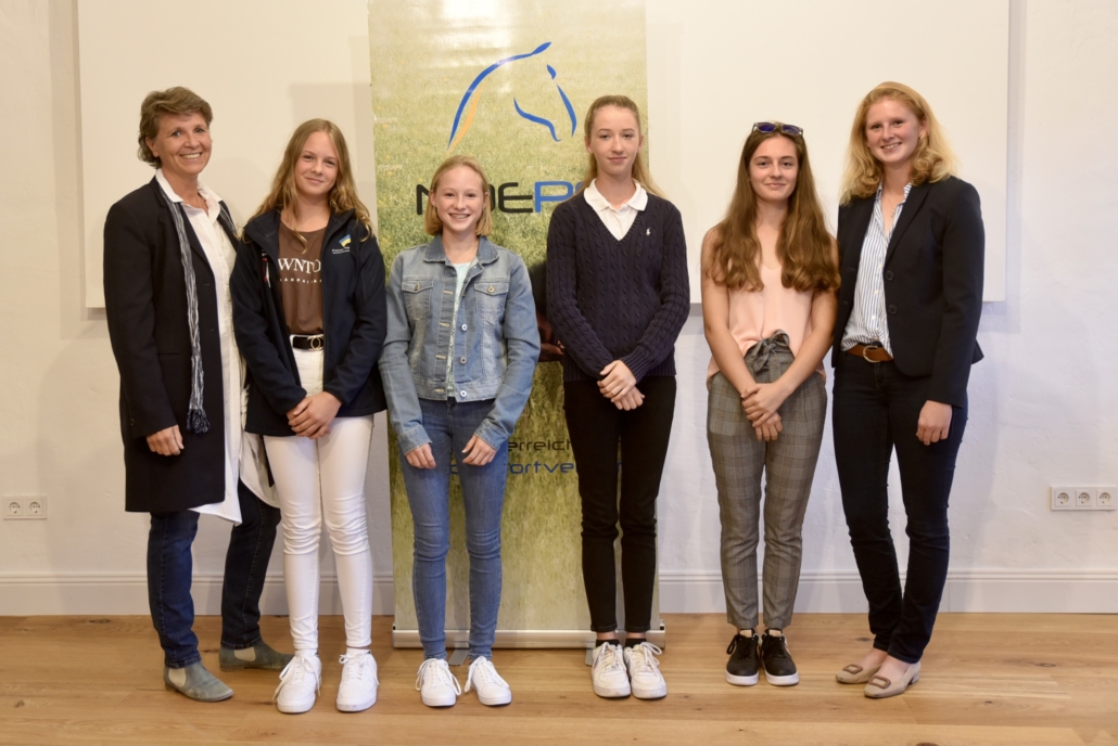 Die erfolgreiche NÖ Pony Mannschaft der BLMM Dressur 2021 mit Ponyreferentin Lea Pointinger. © Nina Krasny