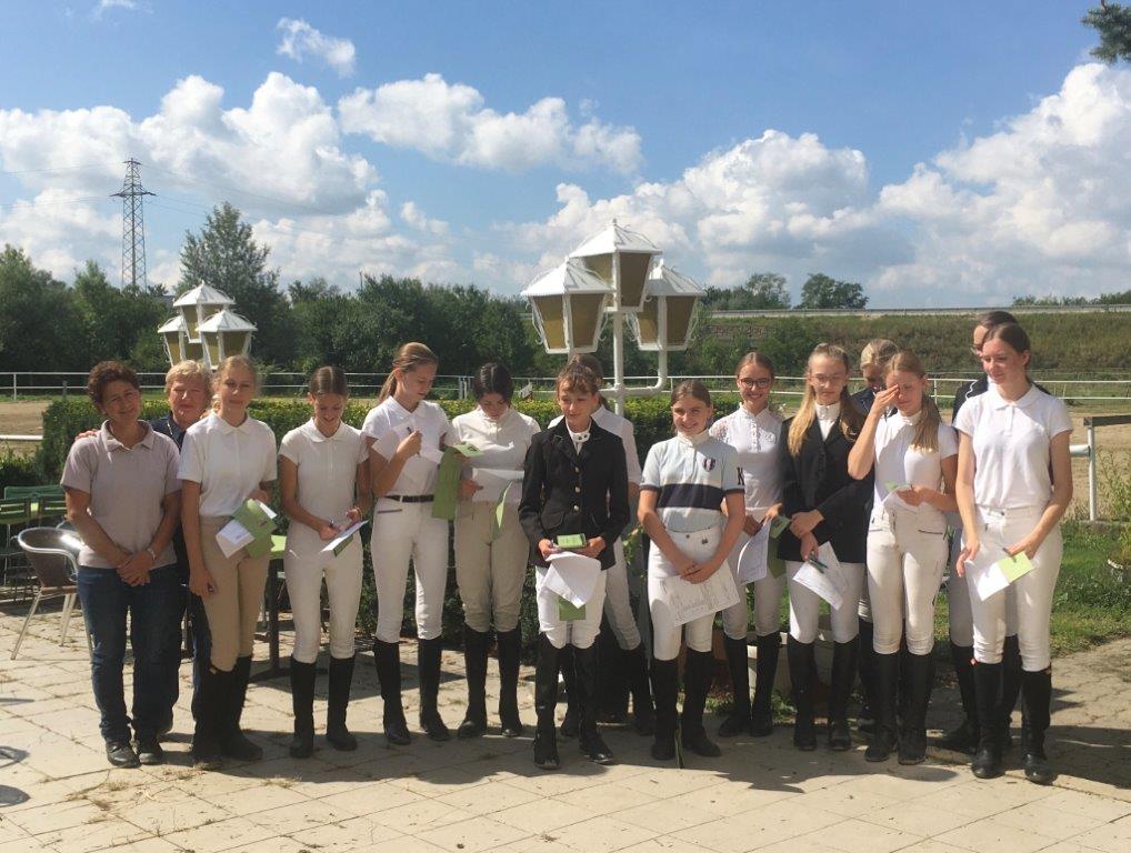 Herzlichen Glückwunsch zu den tollen Leistungen bei der Sonderprüfung im Reitzentrum Hollabrunn. © privat