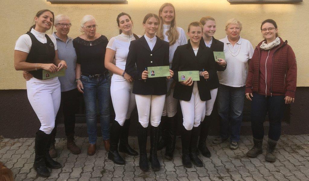 Herzliche Gratulation zur bestandenen Reiterpass-Prüfung. © privat