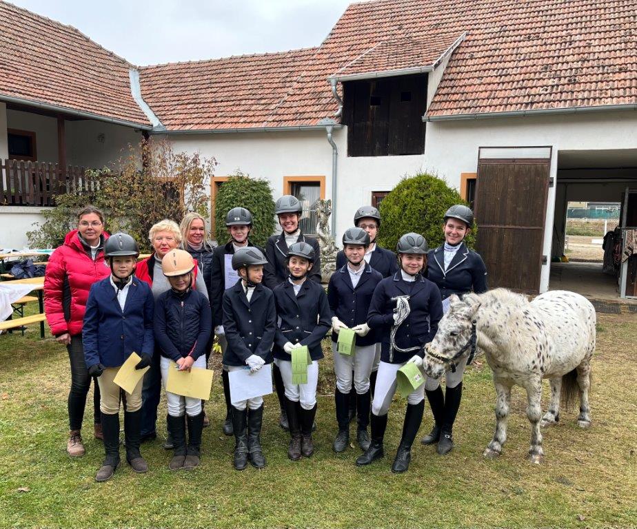 Wir gratulieren den Prüflingen der ersten Sonderprüfung beim Reitsportteam Sattler sehr herzlich. © privat