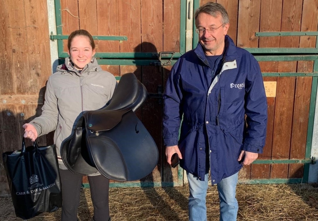 2020 hatte Julia Loos im Rahmen der Prestige Standardparcours Challenge einen nagelneuen Prestige Sattel gewonnen, 2021 darf sie sich als ex aequo Zweite über ein Zaumzeug freuen. © privat